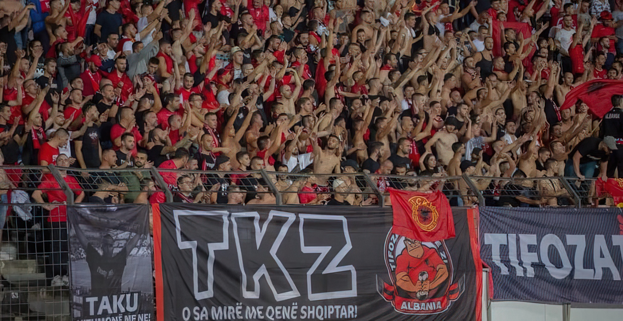 “Ejani të festojmë fitoren kundër shkijeve”, TKZ ndez kryeqytetin në ndeshjen me Serbinë