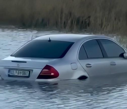 Makina e braktisur me targa ulqinake në Velipojë, askush s’e prek