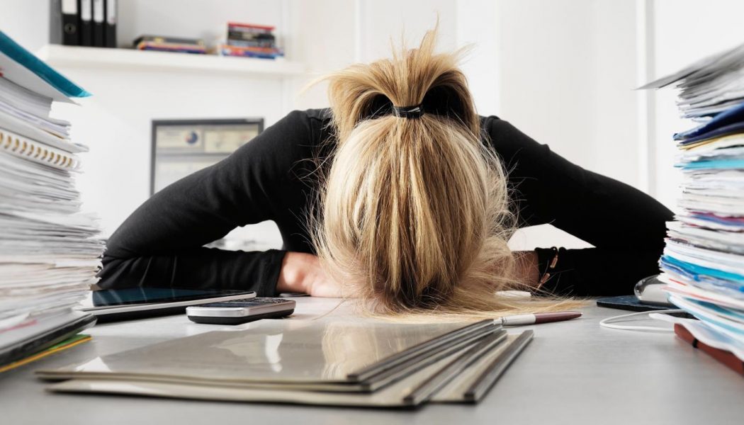 7 shenja fizike që paralajmërojnë se jeni shumë të stresuar