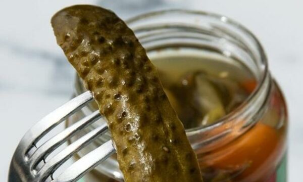 Skandal ushqimor: Në kastravecët turshi të importuar nga India u zbulua paracetamol