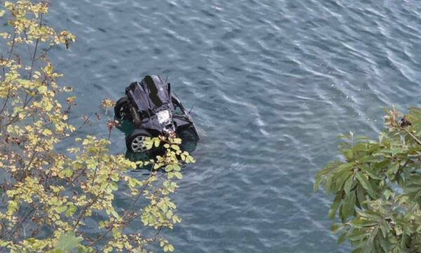 Vetura bie në Liqenin e Ujmanit, shoferi e pasagjeri ishin duke bërë fotografi afër ujit