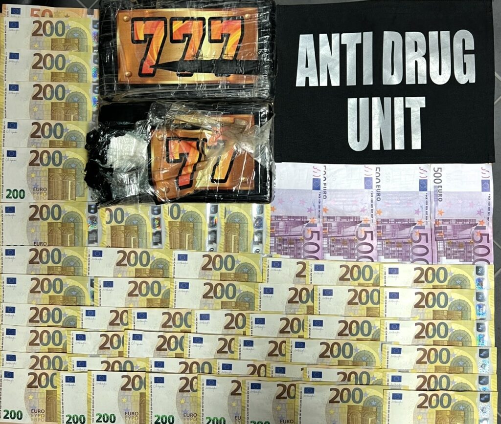 Antidroga gjen mbi 2 kg kokainë dhe mijëra euro në veturën e një të dyshuari, në Prishtinë