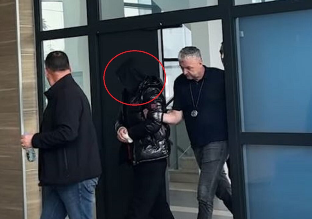 Fatmir Sheholli i dyshuar për spiunazh futet në gjykatë, me kapuç në kokë