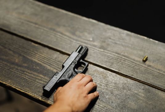 Plagoset një person në Prishtinë, i dyshuari në arrati