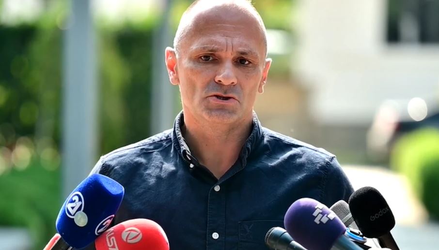 Filipçe: Mickoski sillet si kryeministër, gjykatës dhe prokuror në të njëjtën kohë