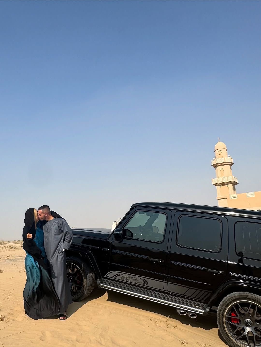 Kush është vajza misterioze krah Don Xhonit?