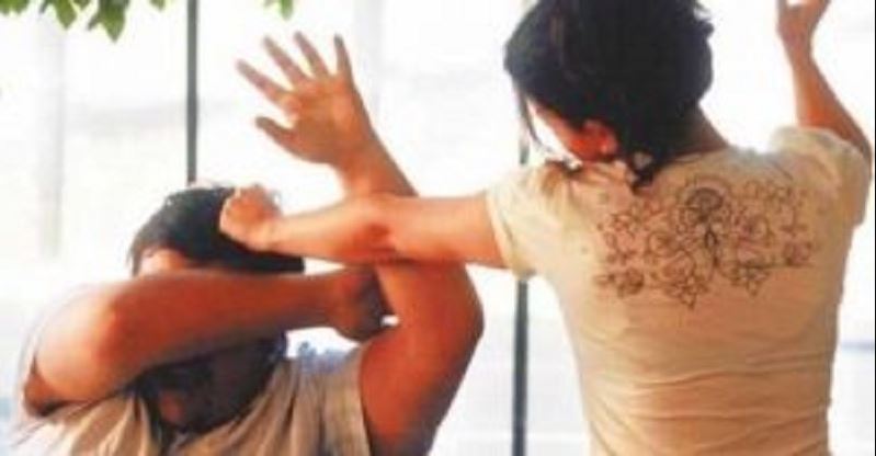 Gruaja rrah burrin në Prishtinë, viktima përfundon në spital