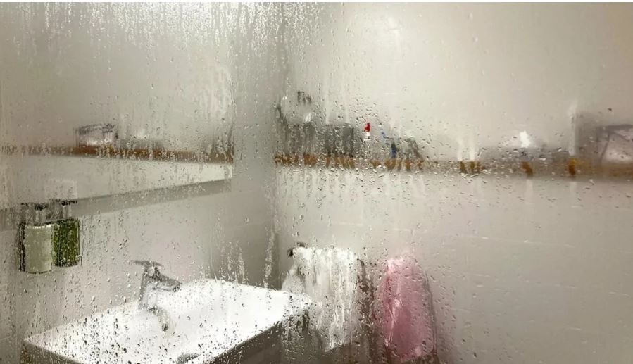 Mjaftojnë vetëm 2 minuta për të hequr mykun nga banja – bëjeni këtë veprim dhe harroni problemin