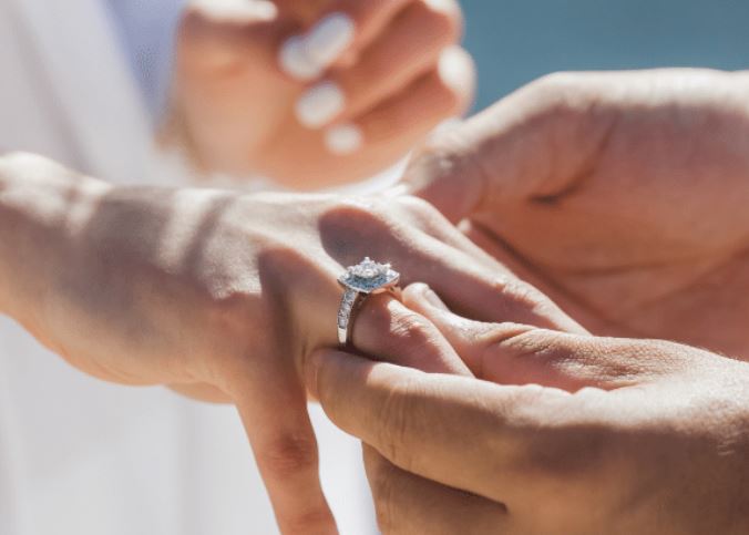 Çifti i showbizit i jep fund beqarisë