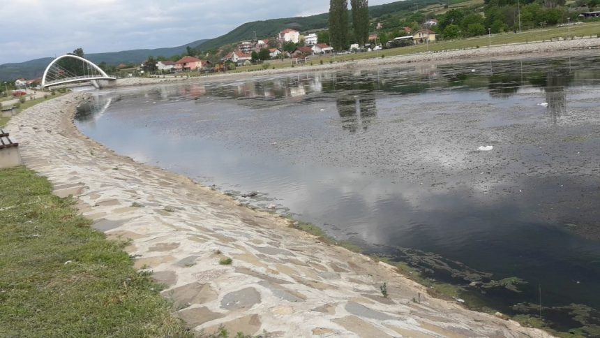 Një i vdekur dhe katër të lënduar në përplasjen e dy veturave