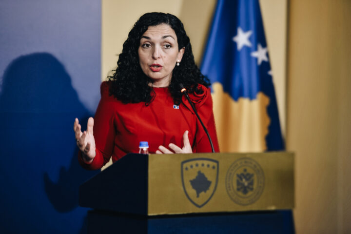 Dronët turq në Kosovë, Osmani-Vuçiqit: S’mund ta kërcënosh Turqinë si fqinjët tuaj