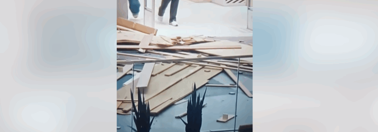 Bie një pjesë e kulmit në Prishtina Mall, rrezikohen qytetarët