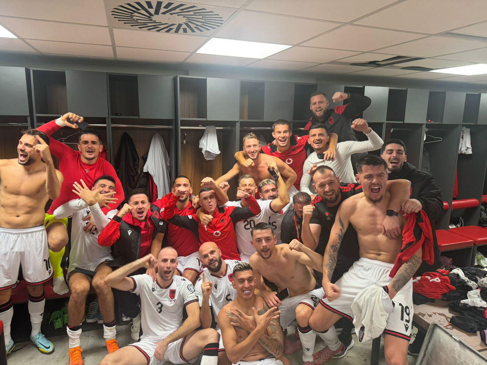 Fitorja historike e Shqipërisë ndaj Serbisë jehonë në mediat botërore: Festë, dorëheqje, tension