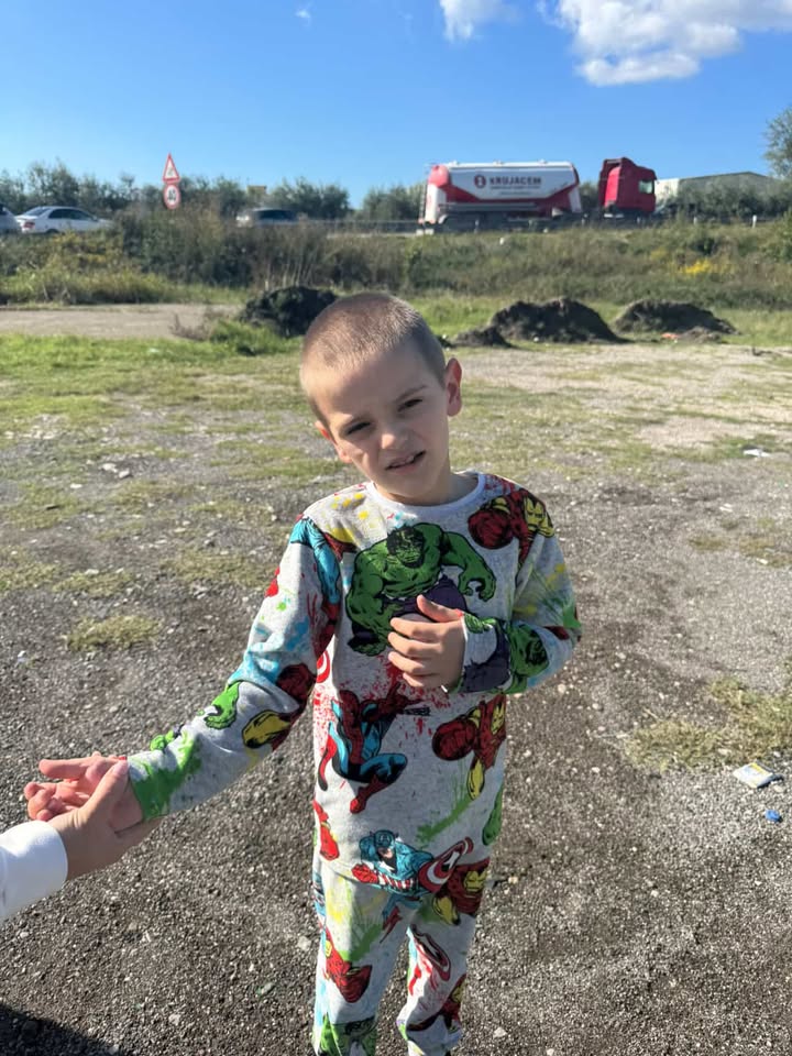 Fëmija gjendet i vetëm në autostradën Tiranë-Durrës, qytetarja kërkon familjarët e tij