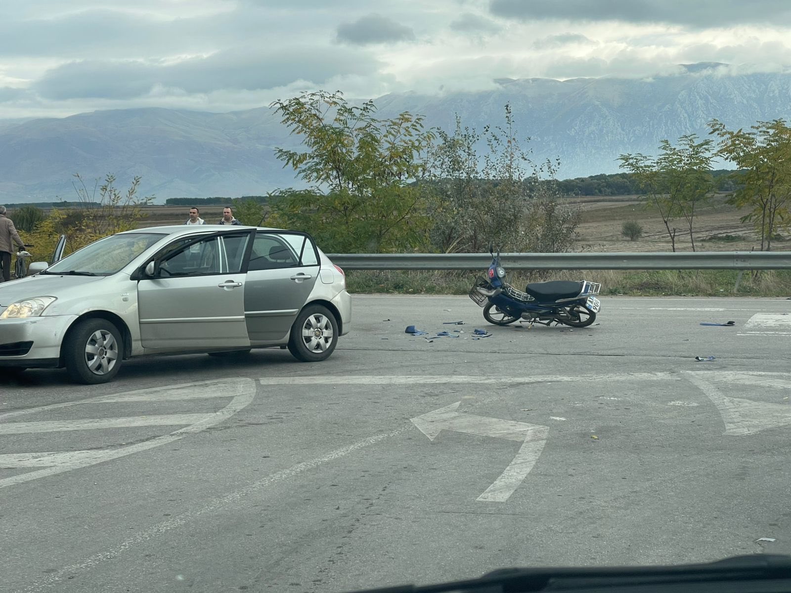 Makina përplas motorin në aksin Korçë-Pogradec, plagosen burrë e grua