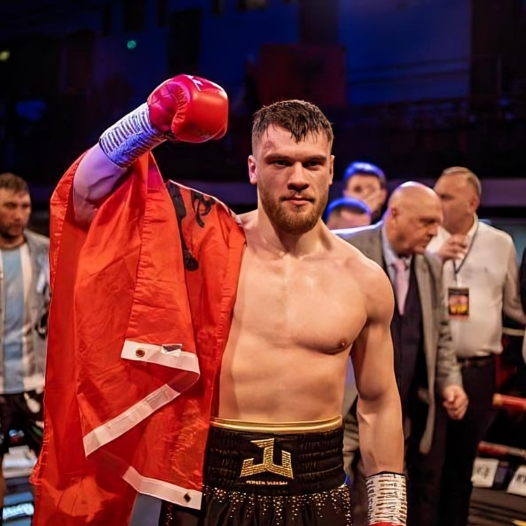 Jurgen Uldedaj shkruan historinë, shpallet kampion bote në boks