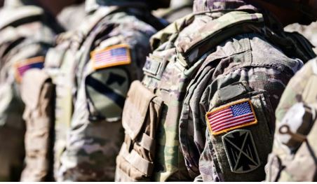 Pse flamuri amerikan shfaqet “mbrapsht” në uniformat ushtarake?