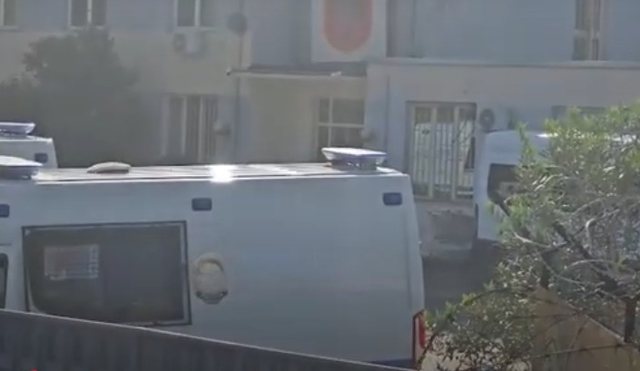 Policia ‘blindon’ burgun ku ndodhen politikanë dhe krerë bandash kriminale