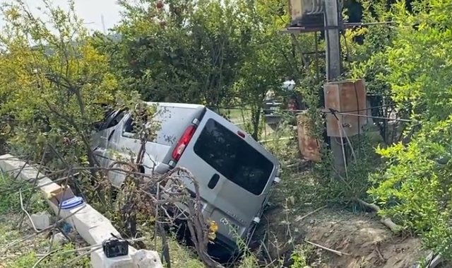 Furgoni me turistë del nga rruga në Lushnjë, plagosen katër persona
