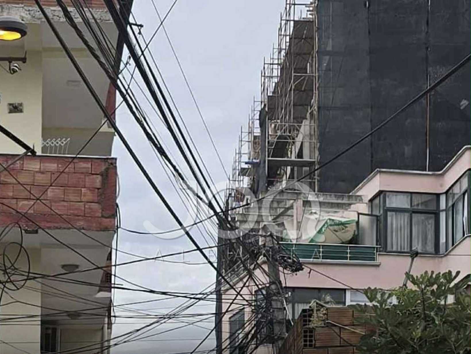 Adoleshentja hidhet nga pallati në ndërtim, dyshohet se ka humbur jetën