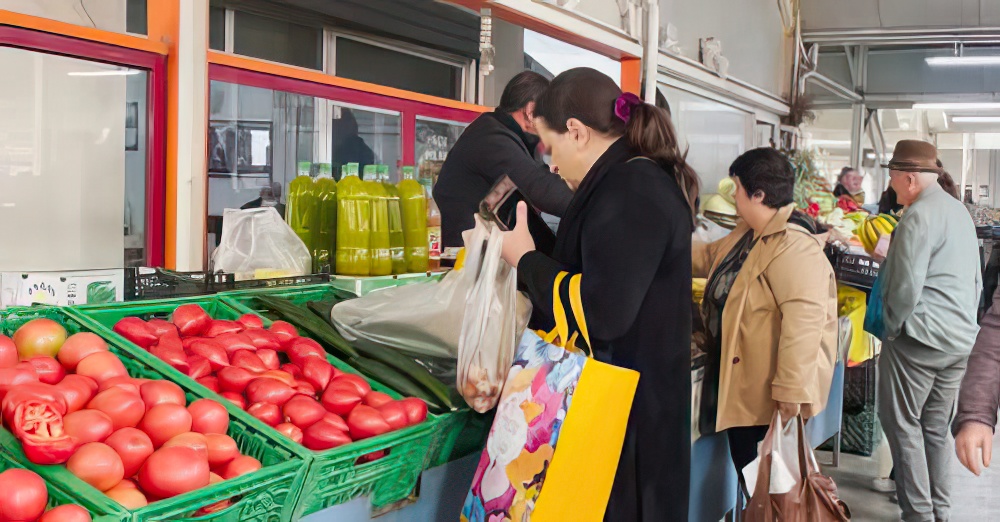 Produkte me pesticide në tregjet e Durrësit, qytetarët: Na helmojnë, AKU rri në zyrë