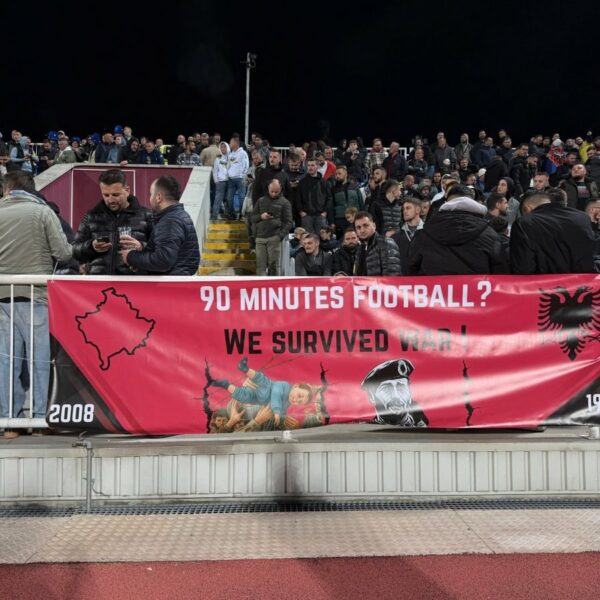 Dardanët barazojnë me Slloveninë, banderola e shfaqur tërbon serbët