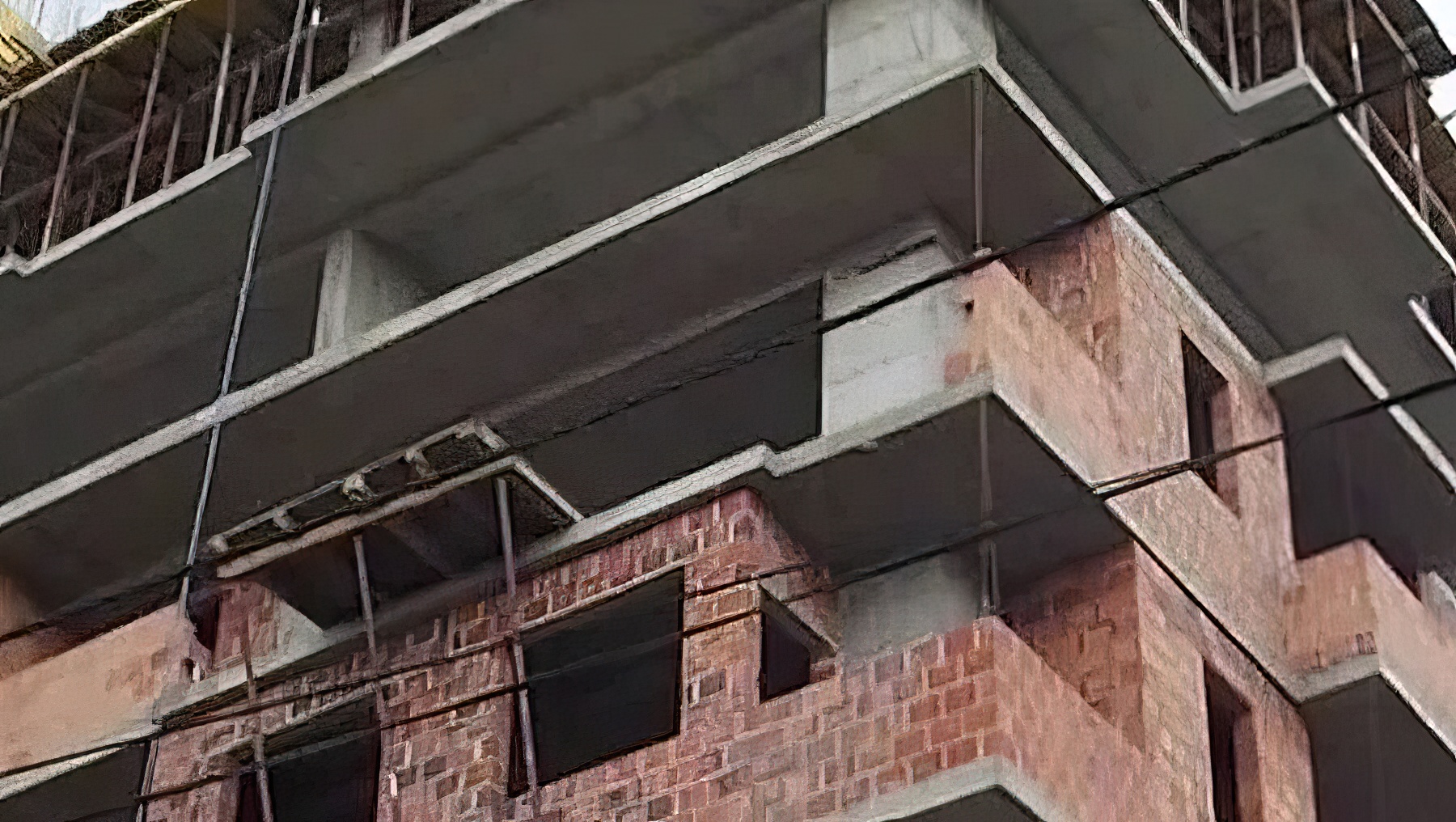 Ishte duke punuar, 36-vjeçari bie nga lartësia dhe humb jetën