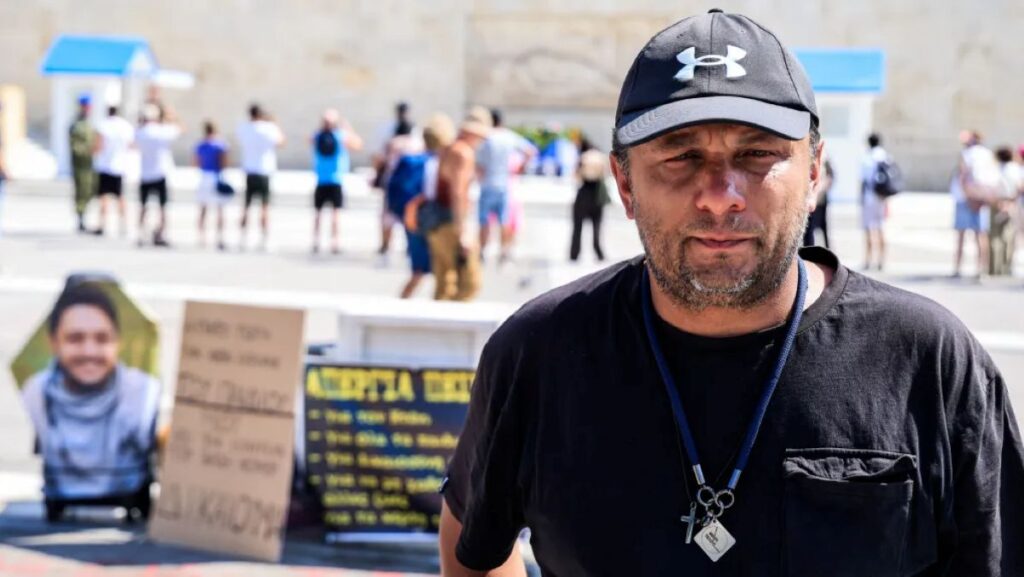 “Po ‘tretet’ në këmbë”, shqiptari që kërkon zhvarrosjen e djalit përfundon në spital, mjekët: Të plotësohen kërkesat e tij