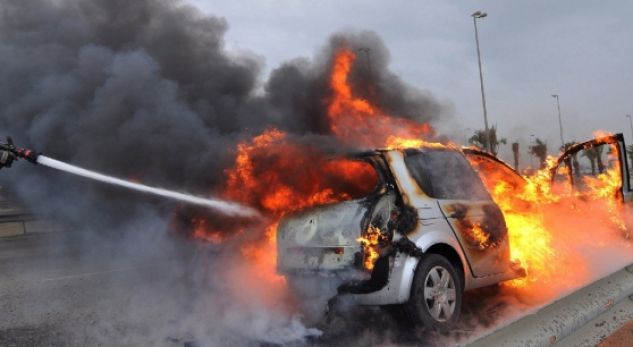 Digjet një makinë në Tapizë, gjenden dy kallashnikovë në sediljen e pasme