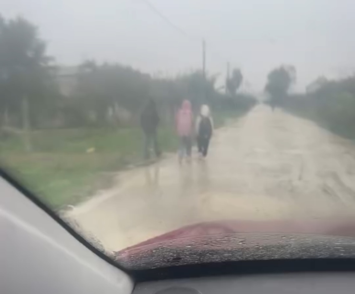 Autobusi nuk i merr për shkak të rrugës, fëmijët shkojnë nëpër shi në shkollë