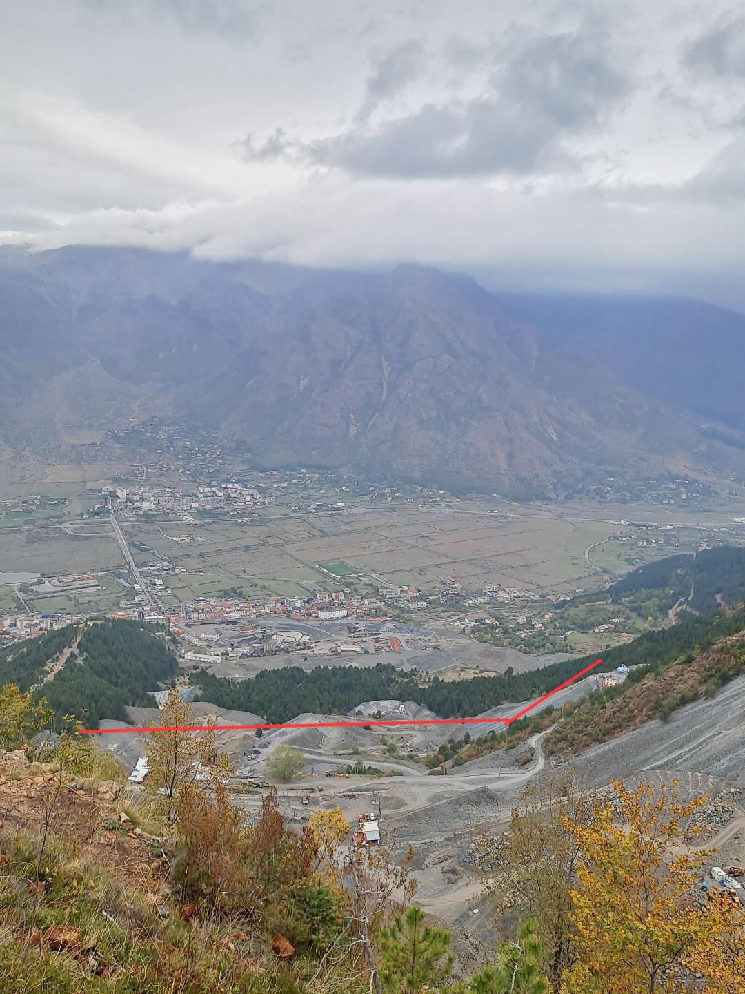 Banorët denoncojnë masakrën mjedisore: Pishat shumëvjeçare po mbulohen me steril minerar