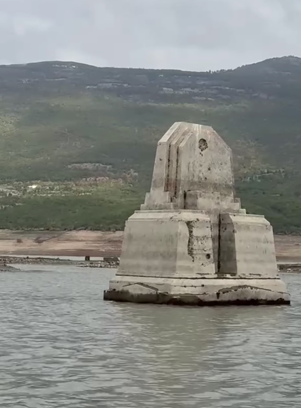 Liqeni i Kukësit afër  pikës së vdekjes   dalin në sipërfaqe rrënojat e qytetit të vjetër