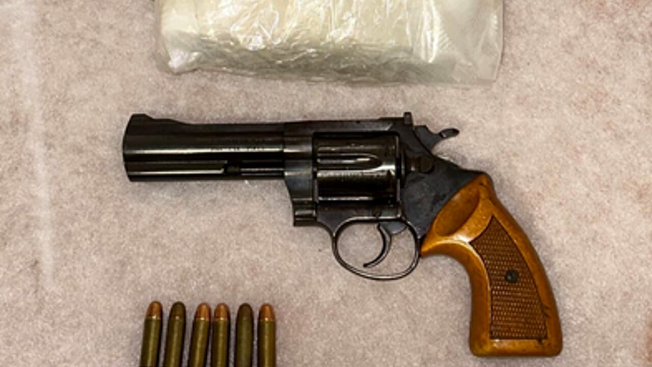 Pas ndarjes shqiptari kërcënon ish-të dashurën rumune: Kjo armë është për ty