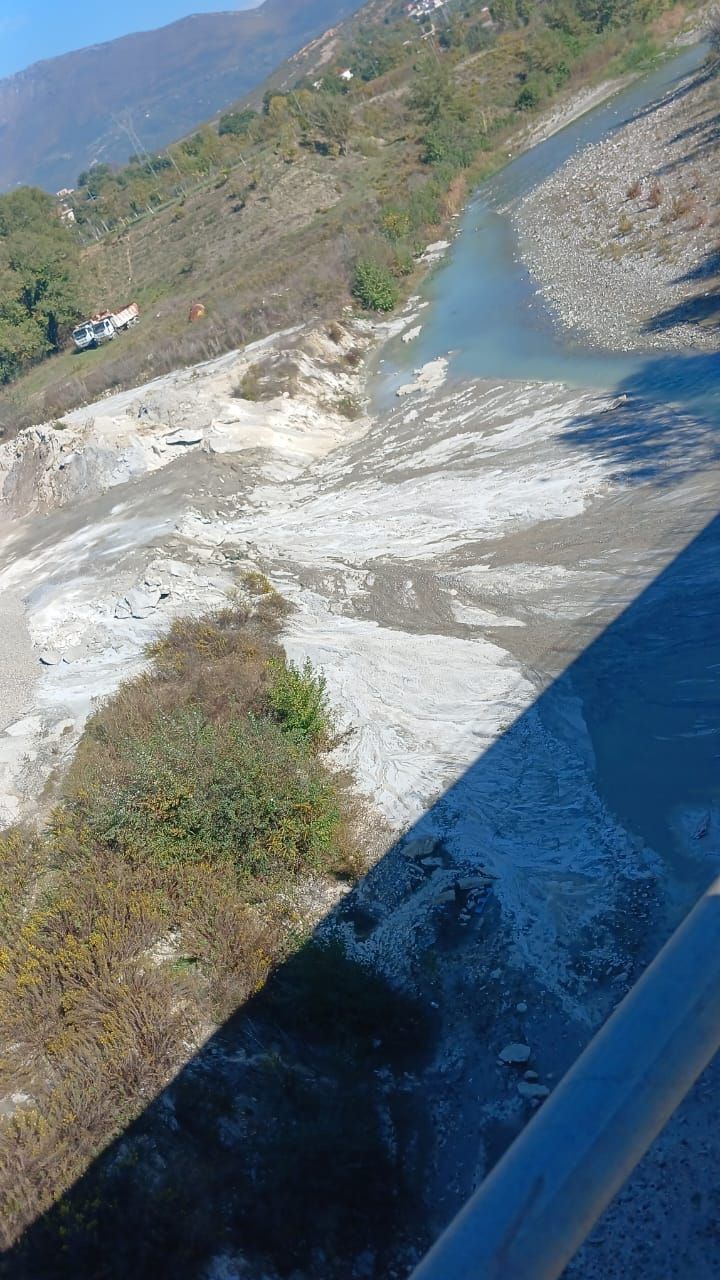 Banorët e Mulletit denoncojnë ndotjen e lumit Erzen nga fabrika e betonit