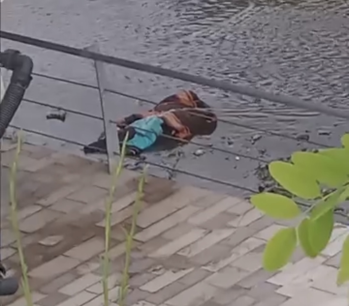 “Nuk dimë a është gjallë apo jo”, qytetarët e Fierit të shqetësuar për gruan që fle në breg të lumit