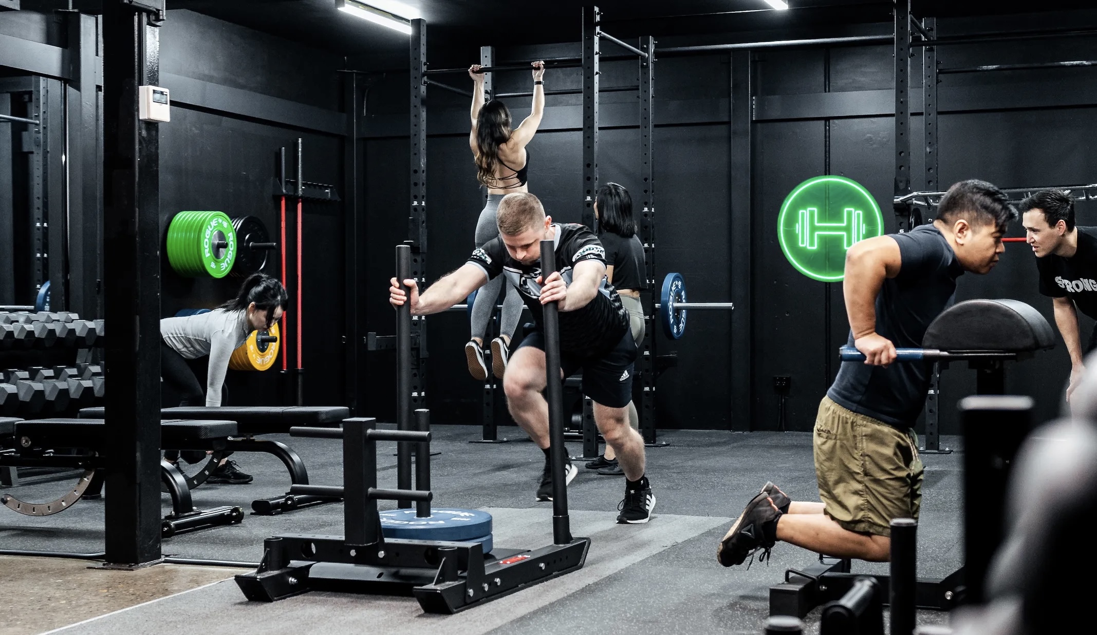 Ishte duke u stërvitur në palestër, italiani në Vlorë humb jetën papritur