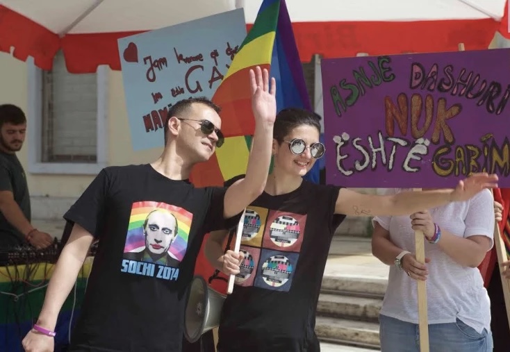 Qeveria tërhoqi ligjin pro LGBT, revoltohet Kristi Pinderi: Lëpirësa të Trump!