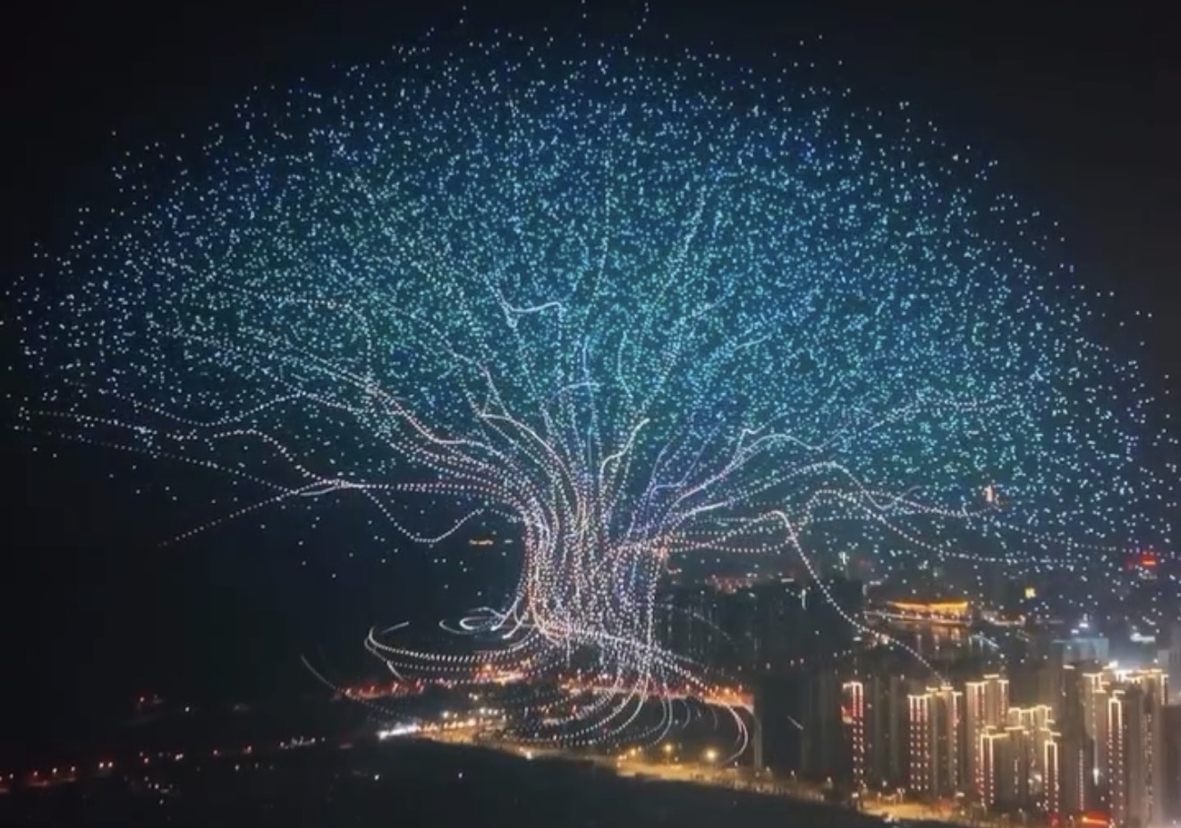 Kina thyen rekord botëror! Spektakël në qiell me 16,000 dronë