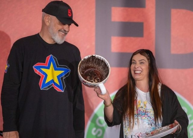 U vetëshpall kandidate e pavarur për Tepelenën, aktorja Disha në fushatën e PS i lexoi filxhanin Ramës: Do marrësh 78 mandate