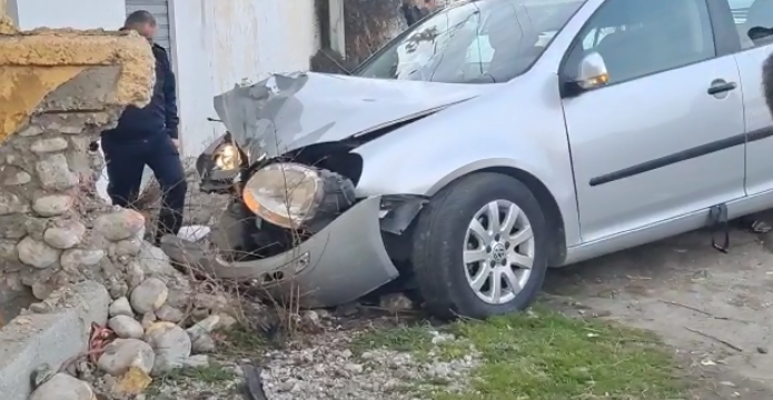 Humbi kontrollin e makinës dhe u përplas me murin, humb jetën 44-vjeçari