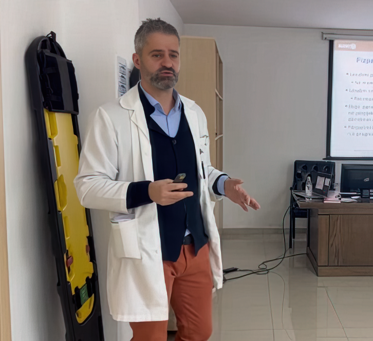 Një kafe  një fjalë dhe një akt humanizmi  Qytetari dhe mjeku i ndryshojnë ditën të moshuarës