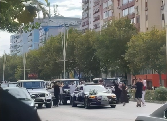 Dasmorët bllokojnë rrugën, këndojnë e kërcejnë në mes të Laprakës