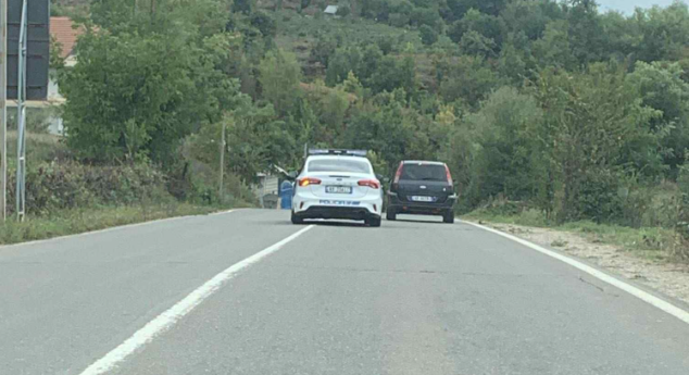 Polici në Dibër s’pyet për rregulla, kryen manovra të rrezikshme në rrugë