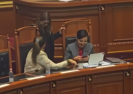 Ogerta ‘zgërdhihej’ kur u nderua Martin Cani, sot kërkon të drejtojë Tiranën