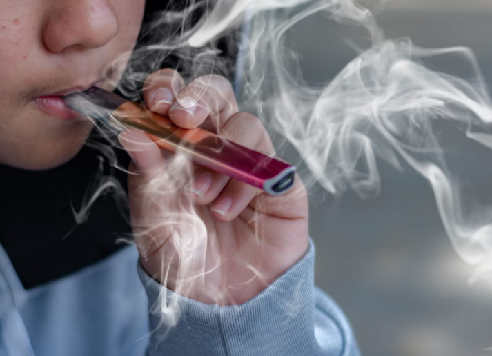 OBSH ngre alarmin: 15 milionë adoleshentë përdorin cigare elektronike