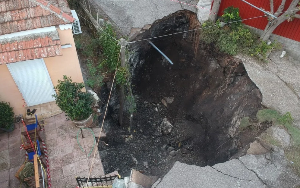 Toka “hapet” mes shtëpive, gropa 6 metër e thellë tremb banorët