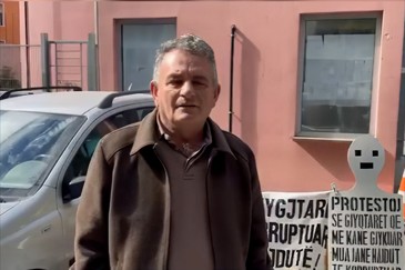 Prej 10 vitesh endet gjykatave për një dyqan, qytetari proteston para SPAK