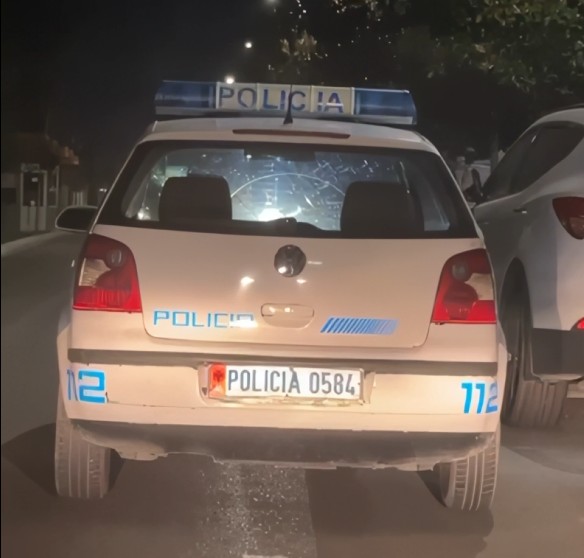 Patrulla e policisë s’pyet për rregullat, parkon makinën në rrugë