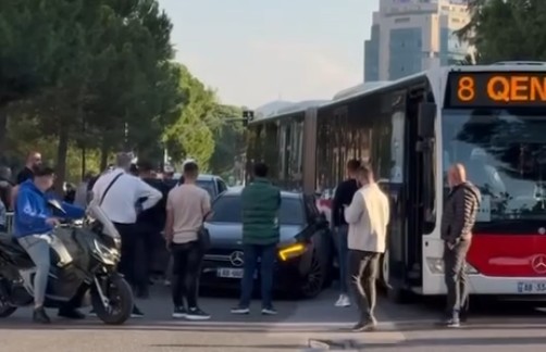 Benzi luksoz përplaset me autobusin në qendër të kryeqytetit