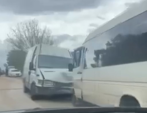 Përplasen  “kokë më kokë”  dy furgonë në Hotolisht, plagosen shoferët